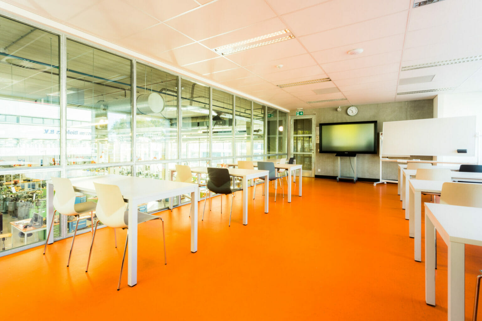 GlobalFacilities Lis project forbo pvc vloer oranje witte leerlingtafels kunststof stoel op chromen frame