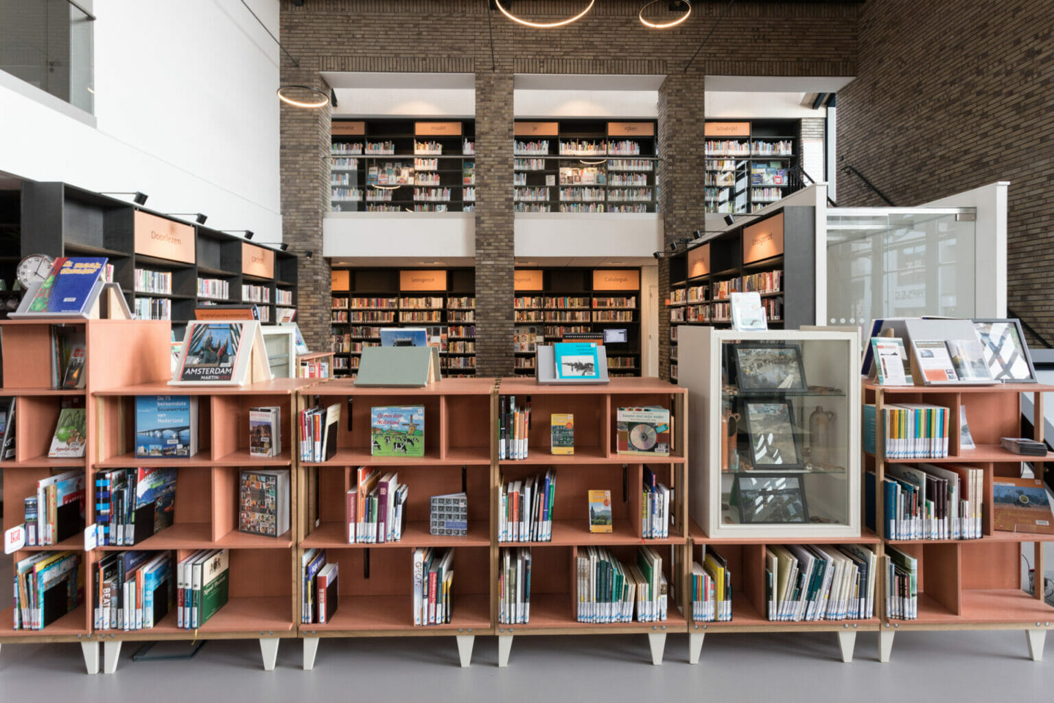 Theek 5 bibliotheek inrichting houten boekenkast floris hovers bibliotheekkast zwart mdf displaykast