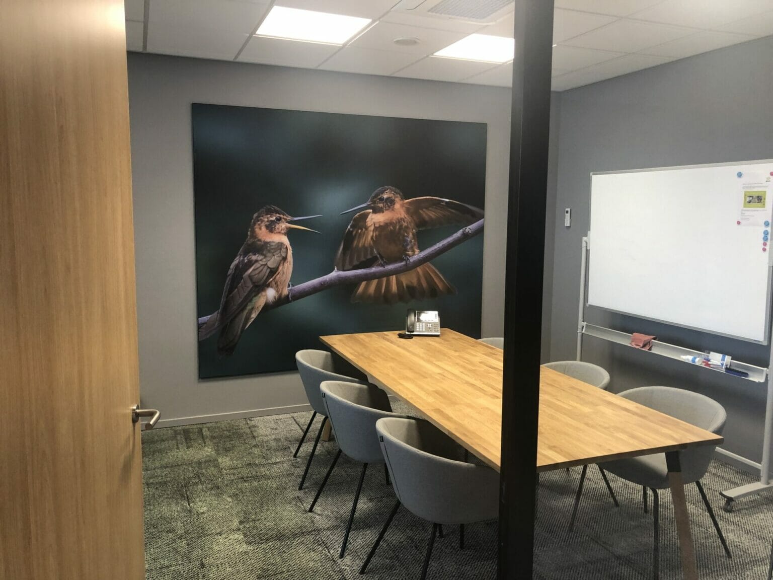 DNM kantoor realisatie akoestische fotowand eikenhouten vergadertafel grijze kuipstoelen ege tapijttegels led verlichting