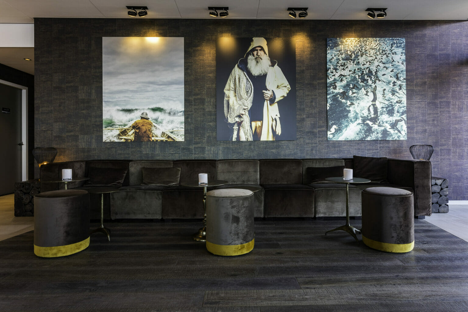 GlobalFacilities Fletcher hotel interieurproject loungebanken poef visuals fotowanden maatwerk balie led verlichting sfeer verlichting eiken houten vloer ronde bijzettafel vescom behang
