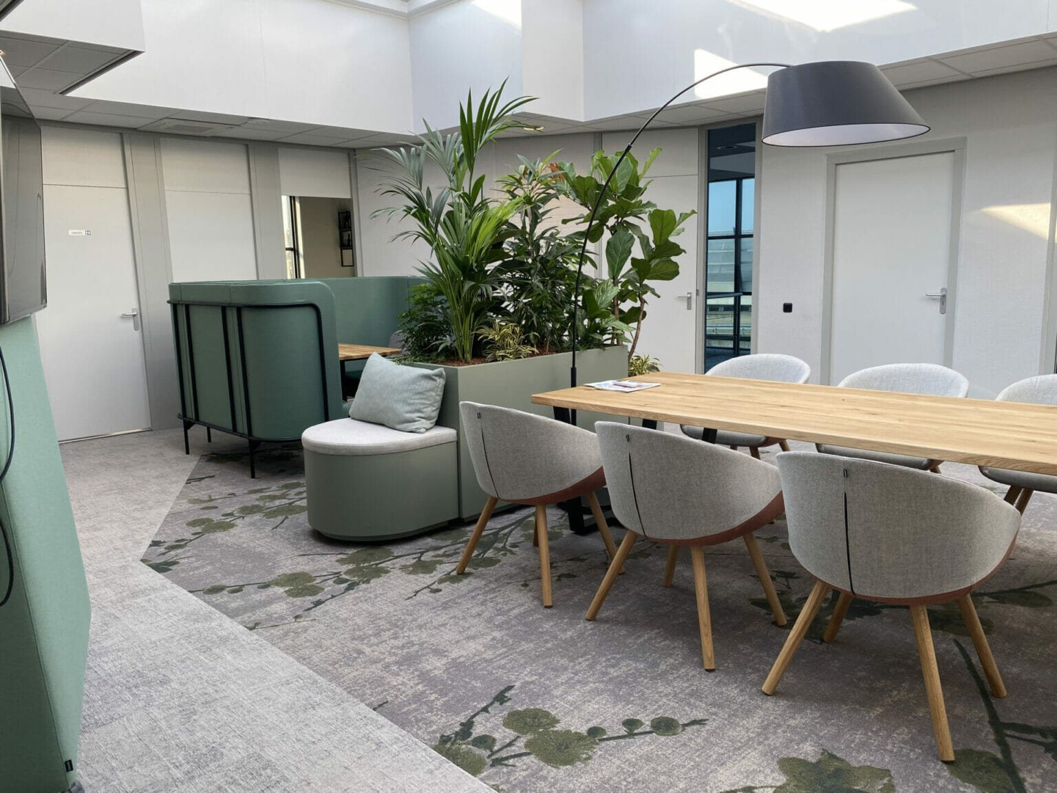 Synarchis kantoor akoestische overlegplek massief eilken tafel ege tapijttegels met beprinting planten roomdivider met bankje