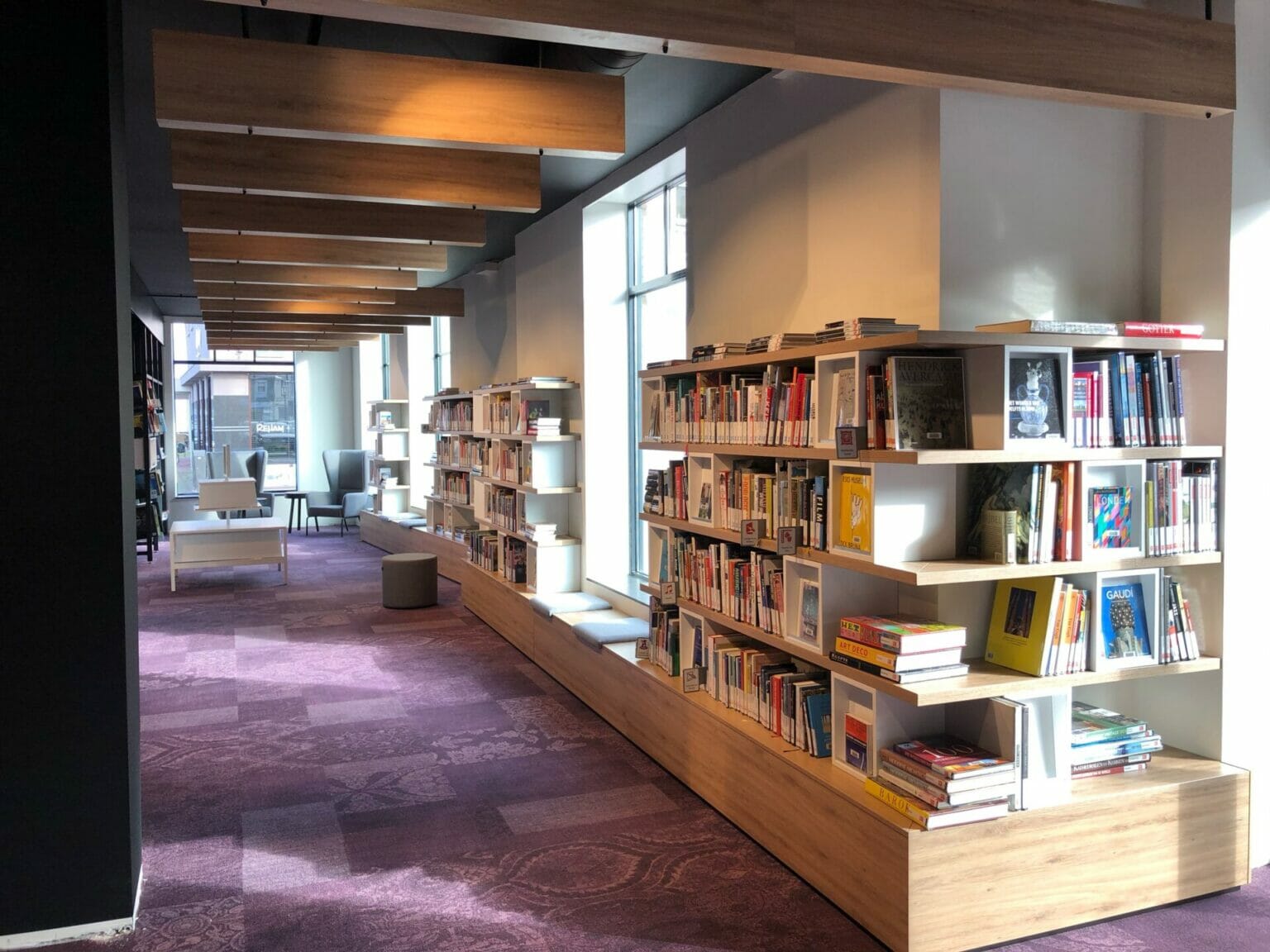 Bibliotheek zeeuws vlaanderen eiken houten boekenkast hoge fauteuils