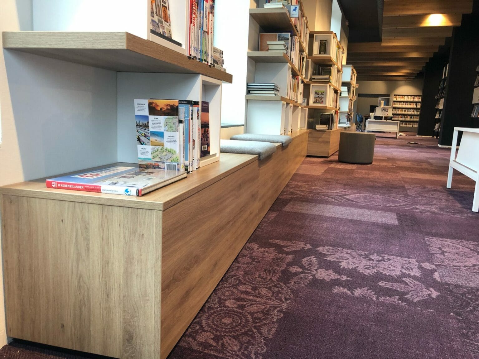 Bibliotheek zeeuws vlaanderen houten boekenkasten ege tapijt