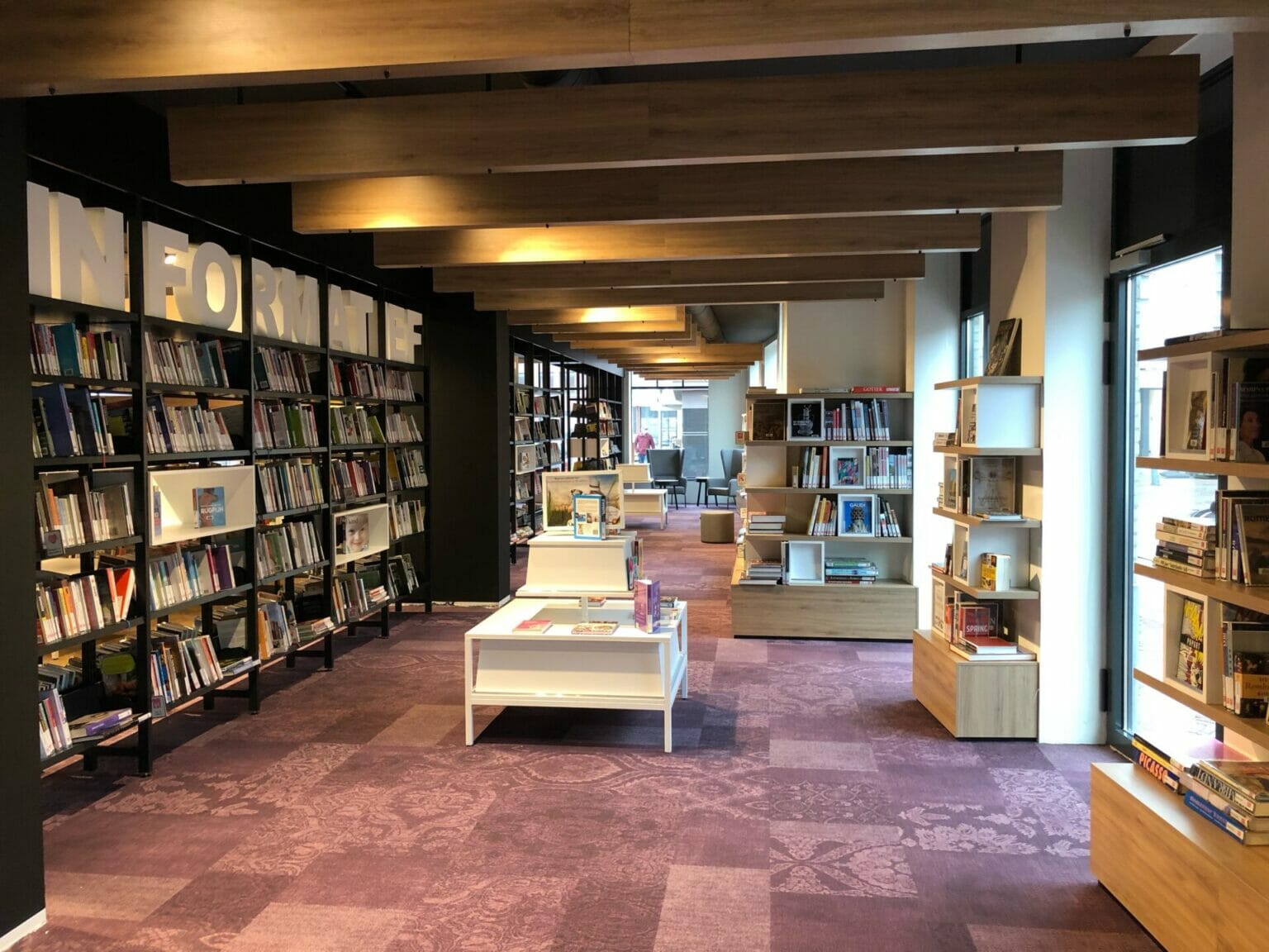 Bibliotheek zeeuws vlaanderen zwarte stalen stelling kast en eiken boekenkast