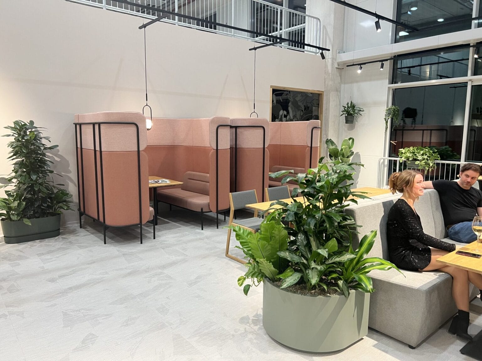 interieur biophilic design planten open meeting space