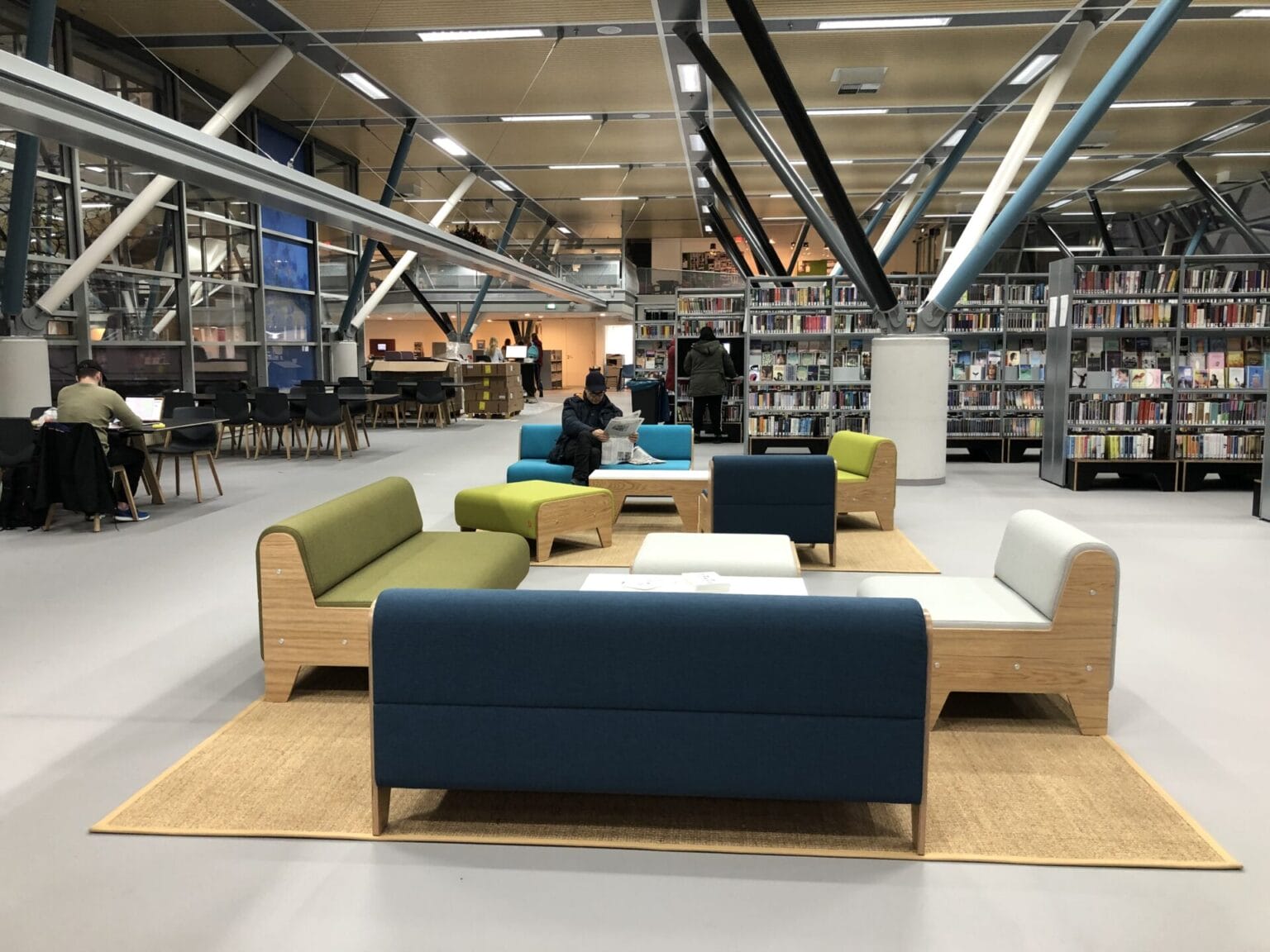 Nieuwe Veste bibliotheek interieur loungebank en kleed