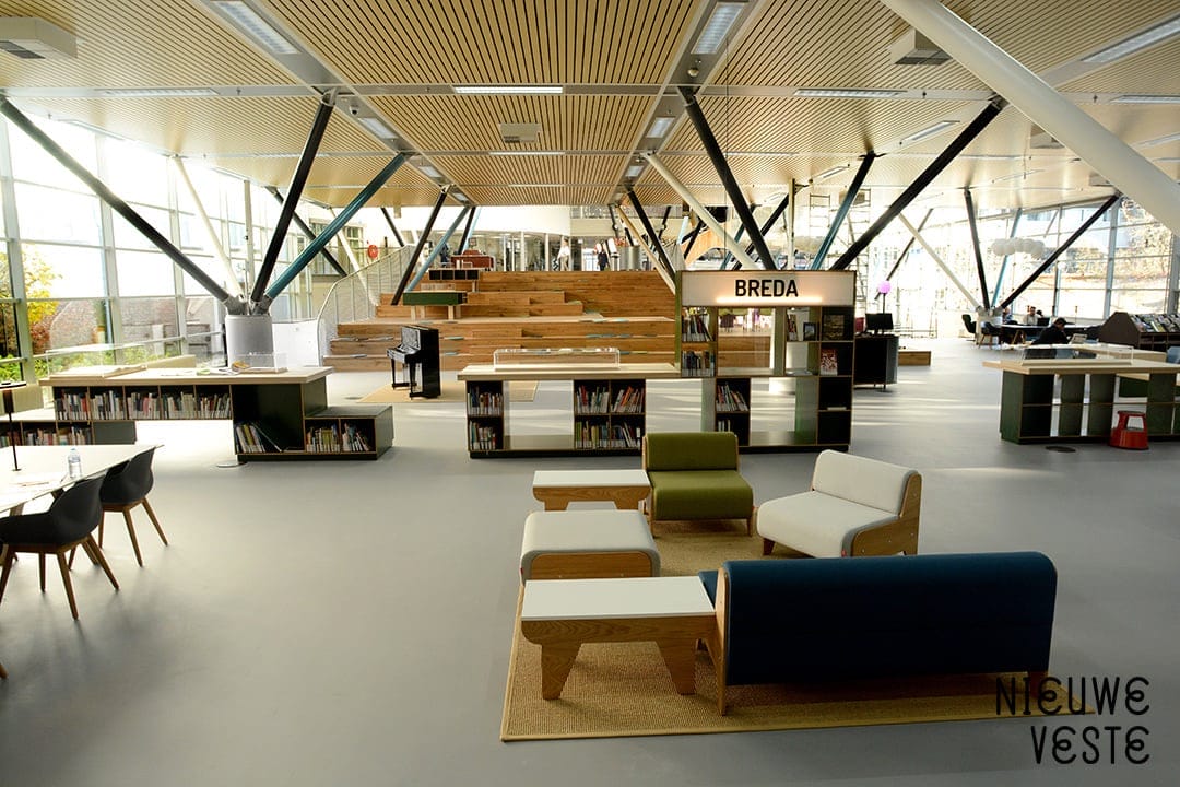 Nieuwe Veste bibliotheek interieur maatwerk boekkasten betonplex houten tribunetrap