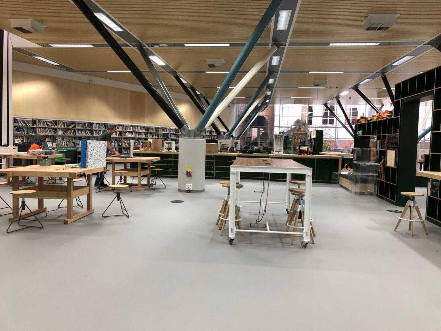 Nieuwe Veste bibliotheek interieur maatwerk kasten betonplex werkbanktafels met kruk Makersbase