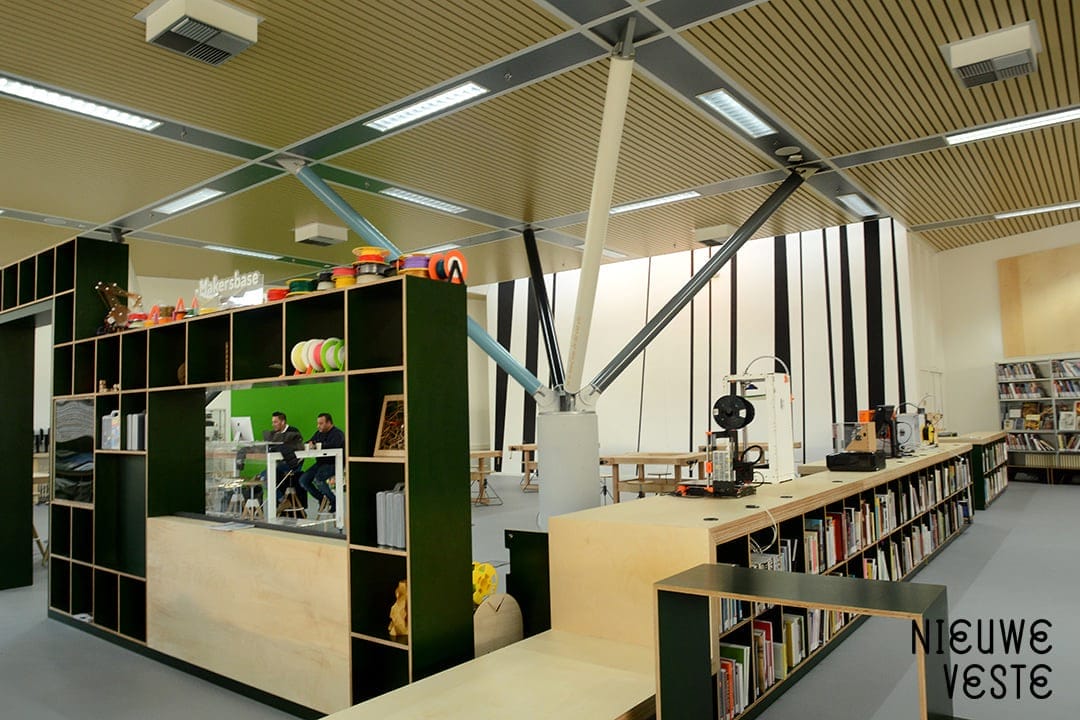 Nieuwe Veste bibliotheek interieur maatwerk zwarte boekenkasten betonplex