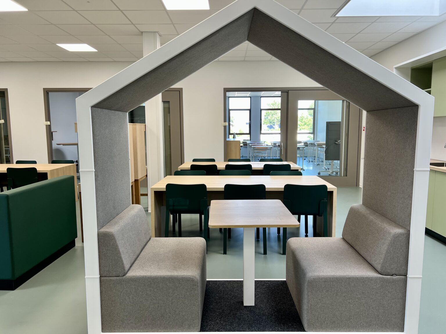 Yulius Drechtster realisatie interieur school Treehouse stiltecabine