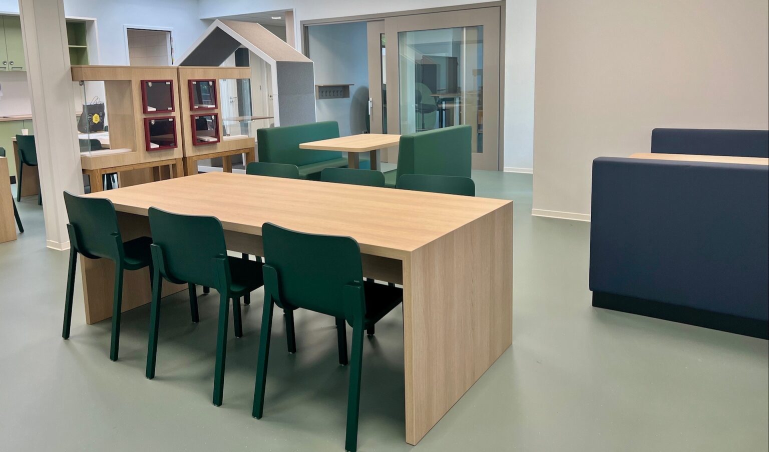Yulius Drechtster realisatie interieur school leerlplein houten stoelen
