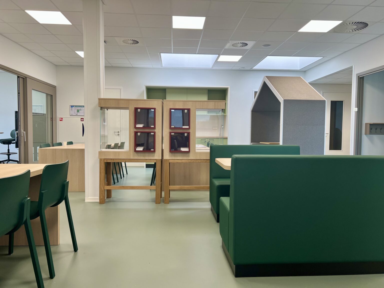Yulius Drechtster realisatie interieur school leerplein vitrinekasten