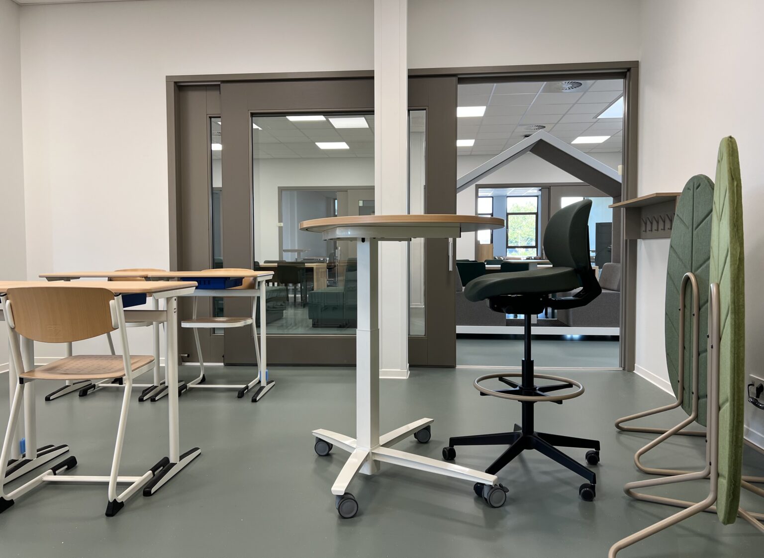 Yulius Drechtster realisatie interieur school leslokaal meubels