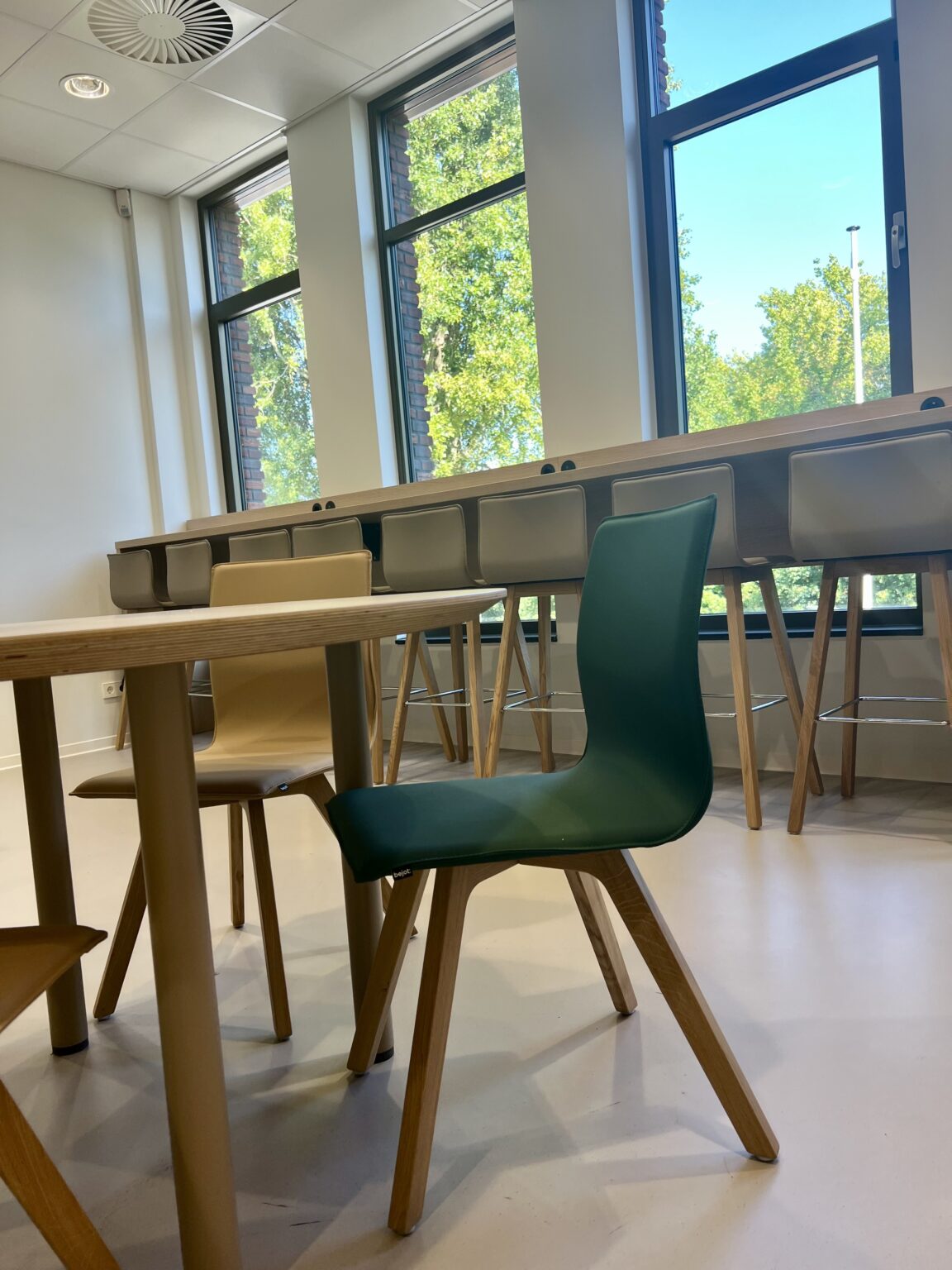 Yulius Drechtster realisatie interieur school ronde houten tafel