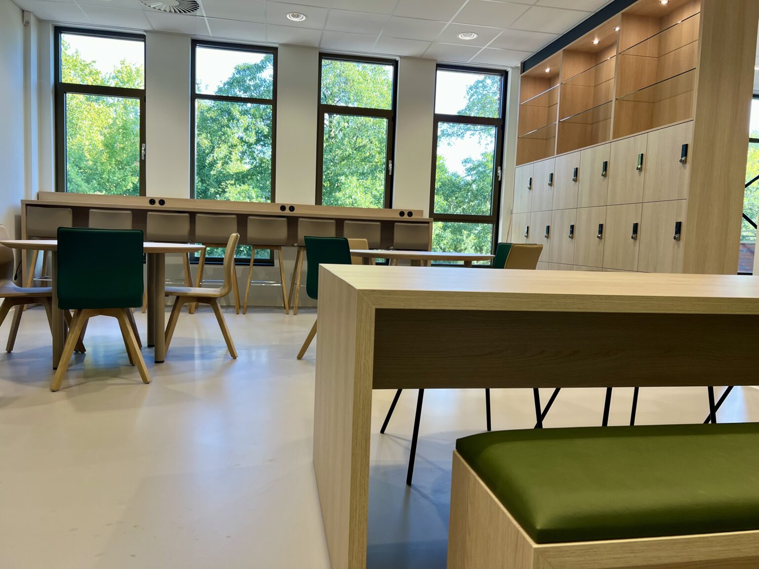 Yulius Drechtster realisatie interieur school tafel met dichte wang