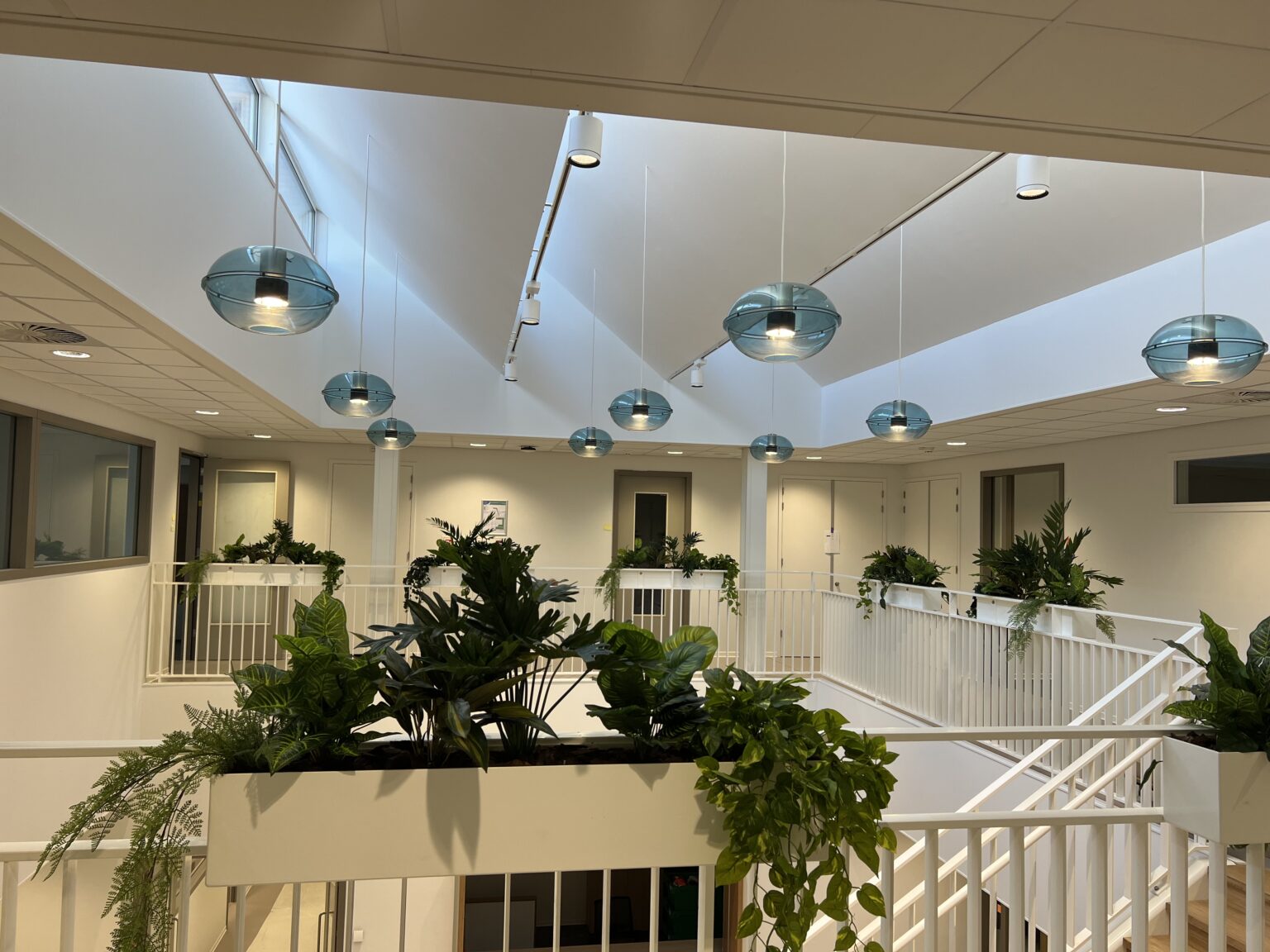 Yulius Drechtster realisatie interieur school verlichting en plantenbakken