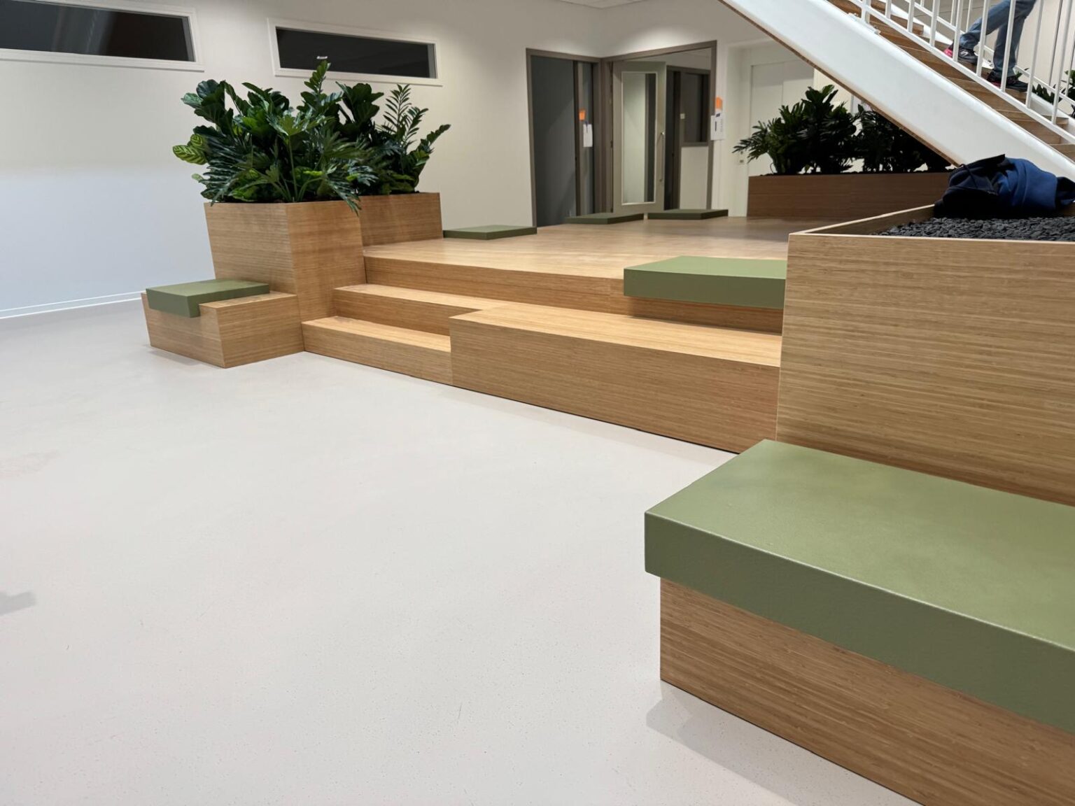 Yulius Drechtster interieur school houten tribunetrap met zitkussens gecoat foam