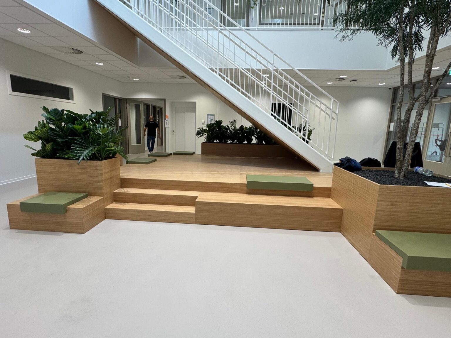 Yulius Drechtster interieur school tribunetrap met kussens