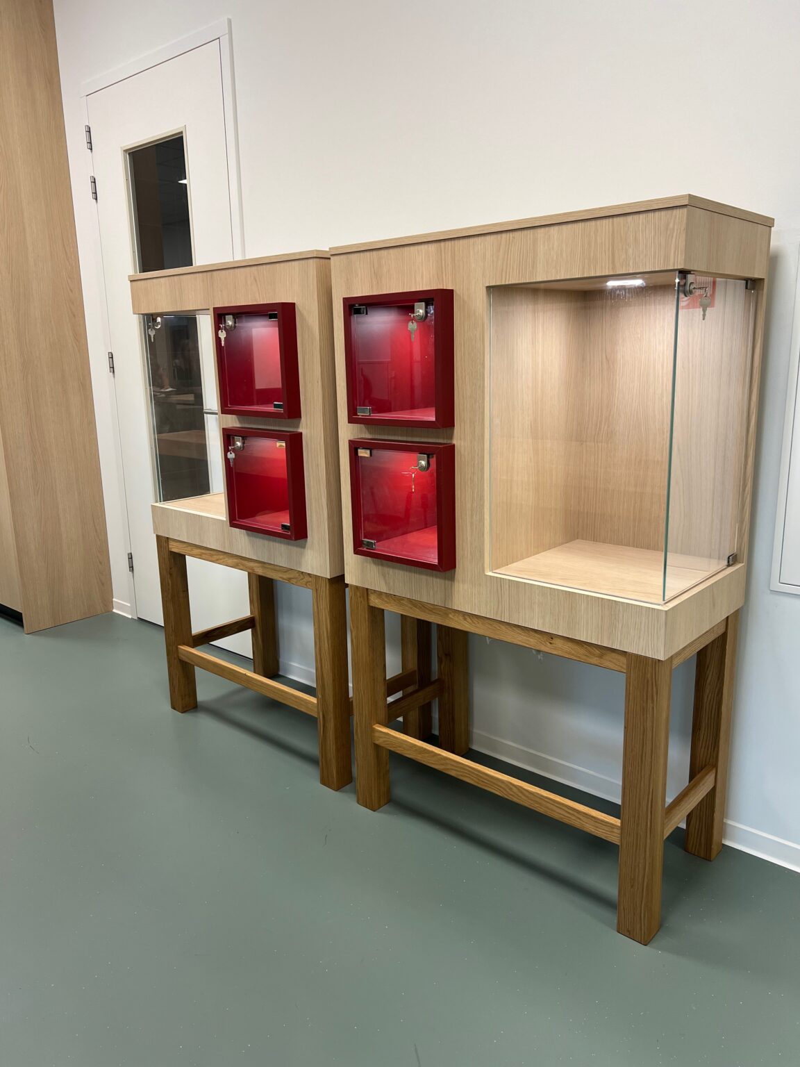Yulius onderwijs interieur realisatie maatwerk vitrinekast