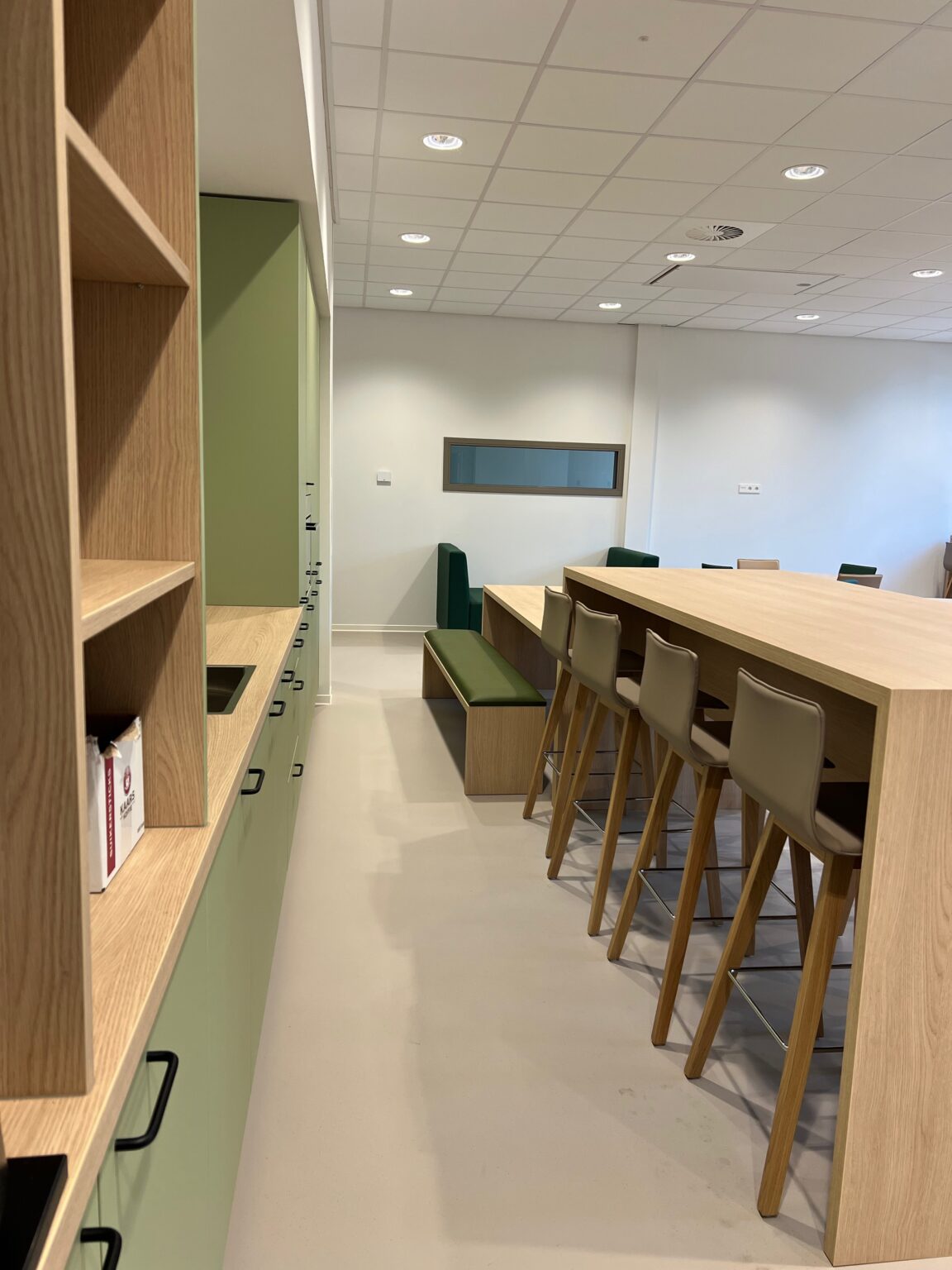 Yulius onderwijs interieur statafel keuken teamkamer