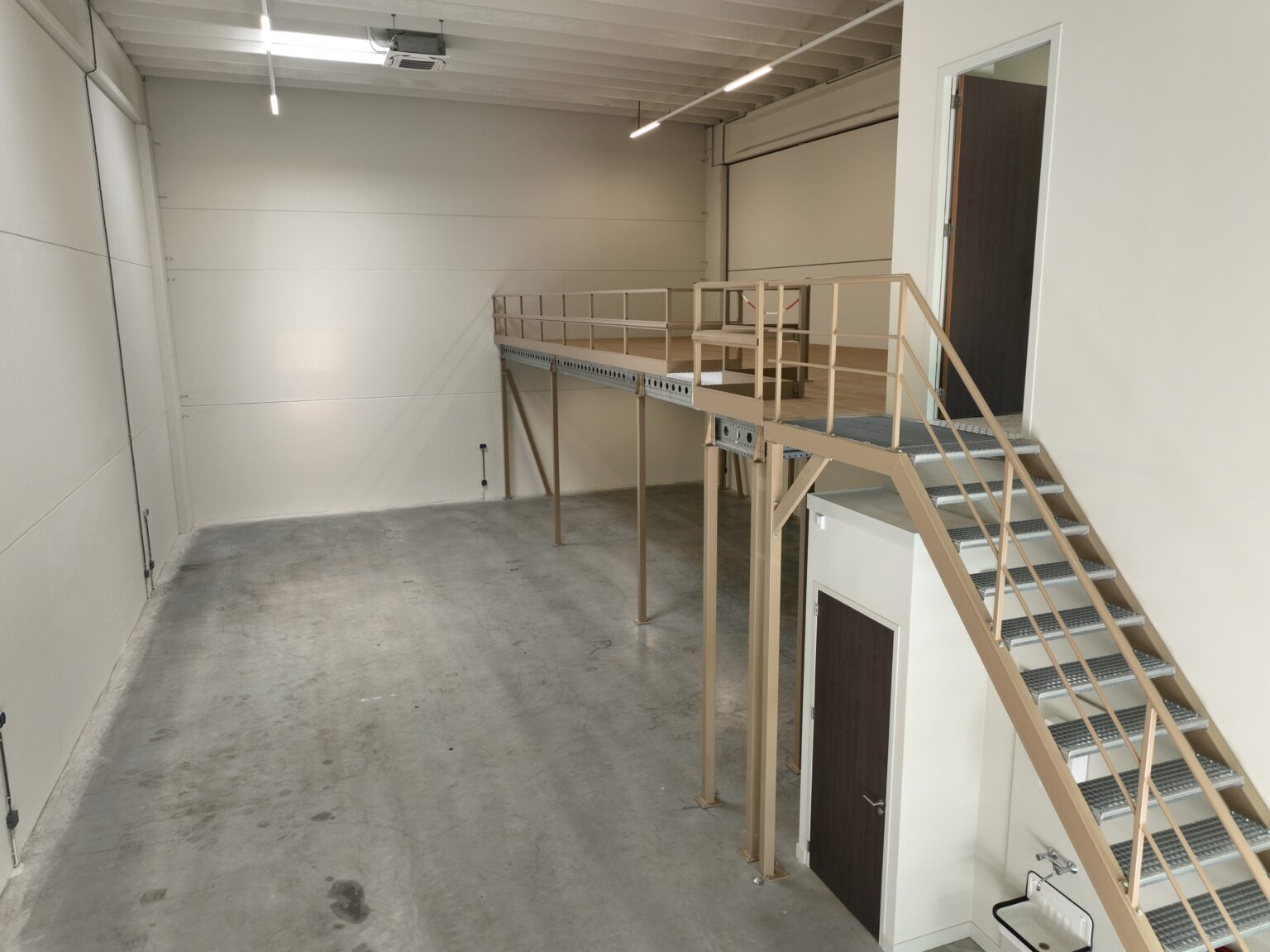 Ecustraat 69 te huur ijzerentrap