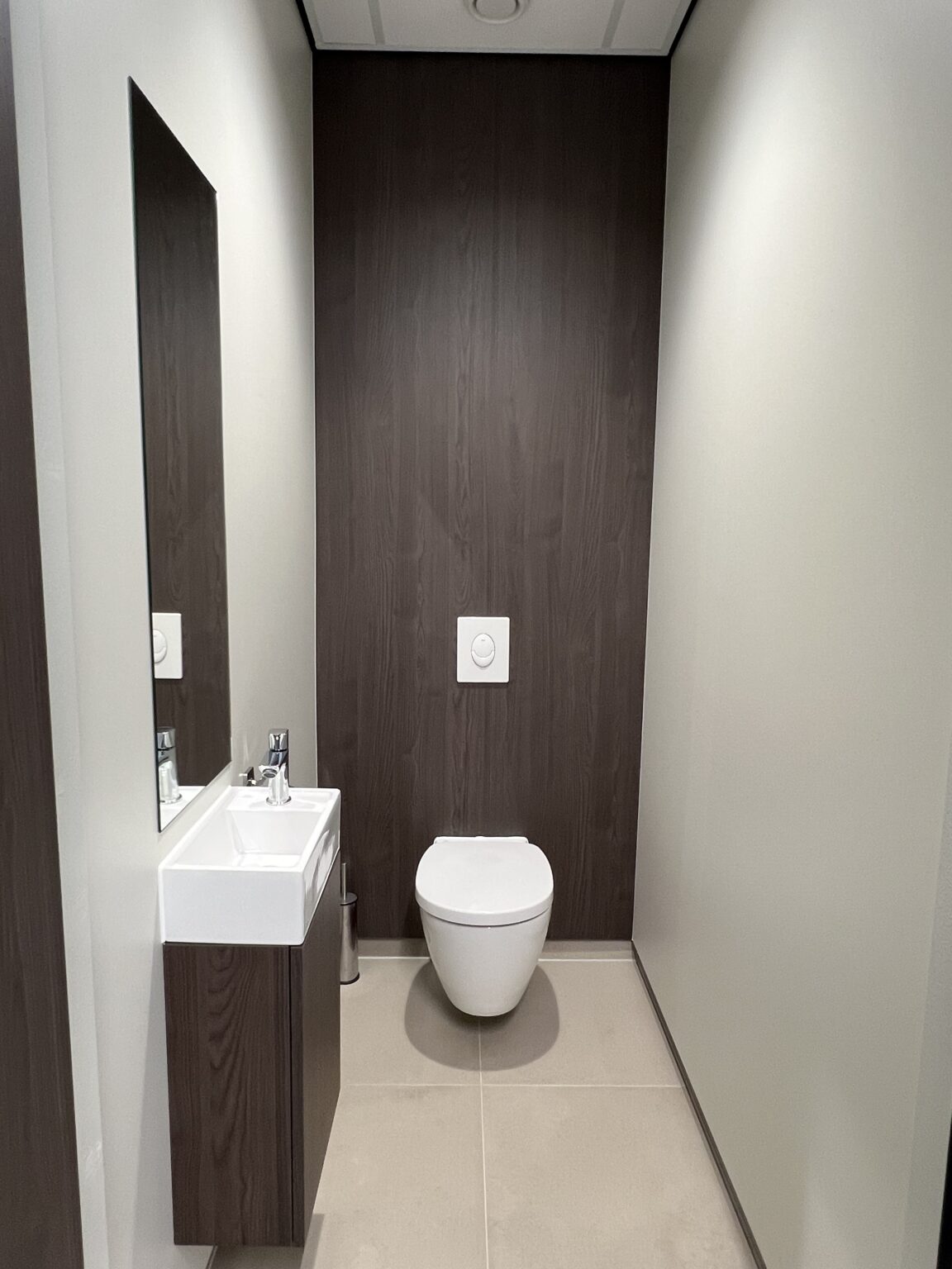 Ecustraat 69 te huur toiletgroep + wasbak