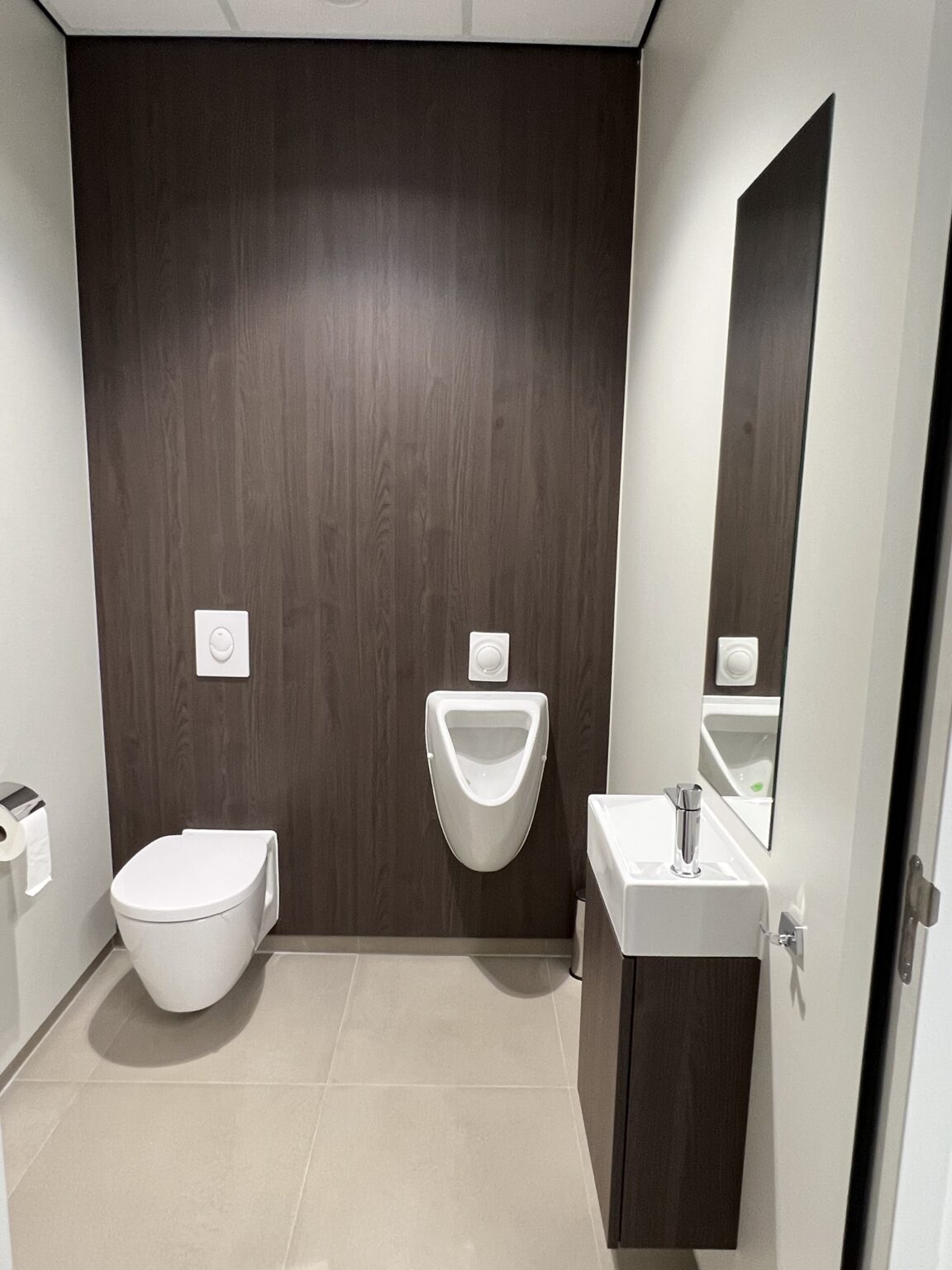 Ecustraat 69 te huur toiletgroep + wasbak