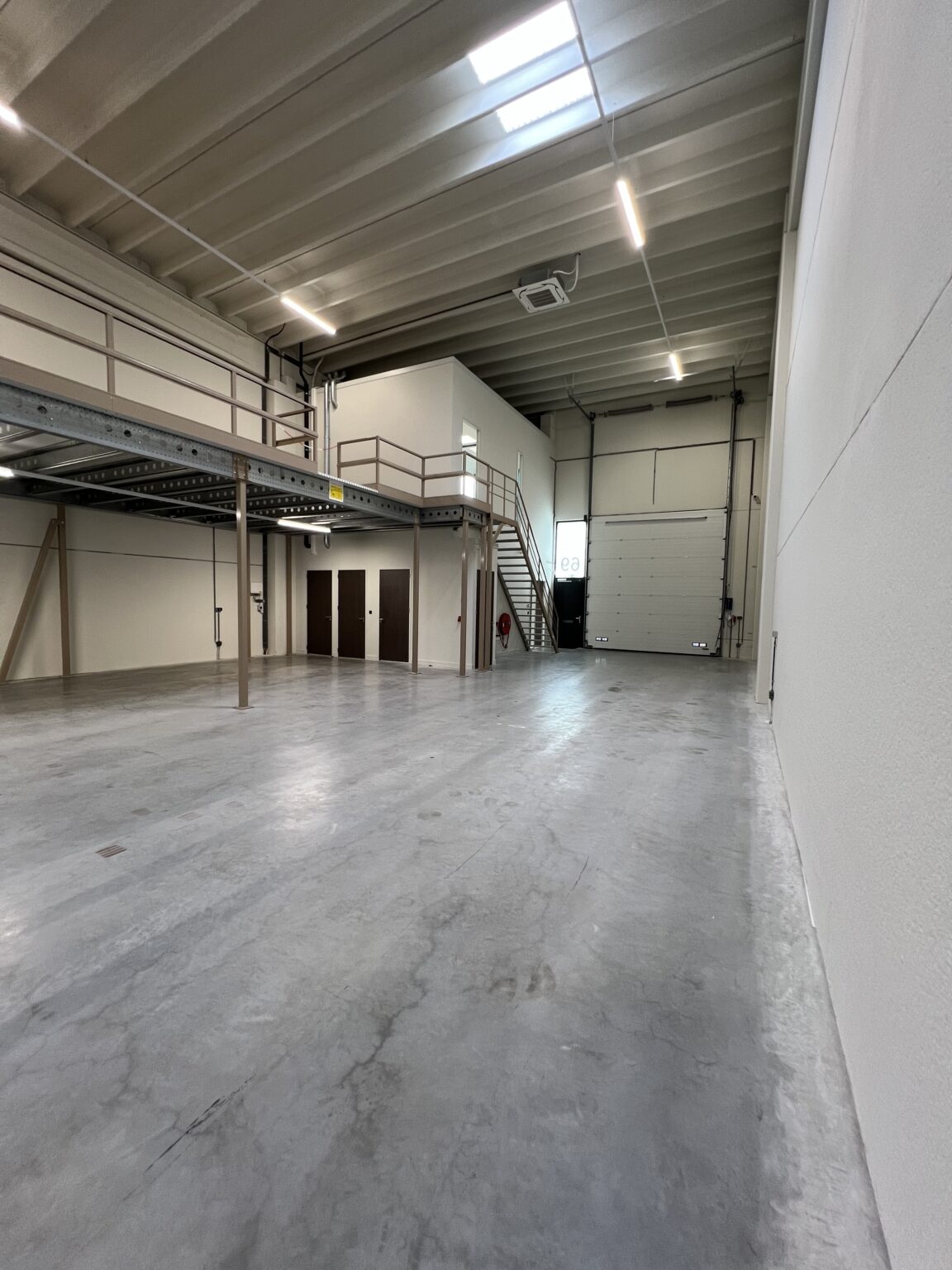 Ecustraat 69 te huur overheaddeur ruim 7,5 meter hoog