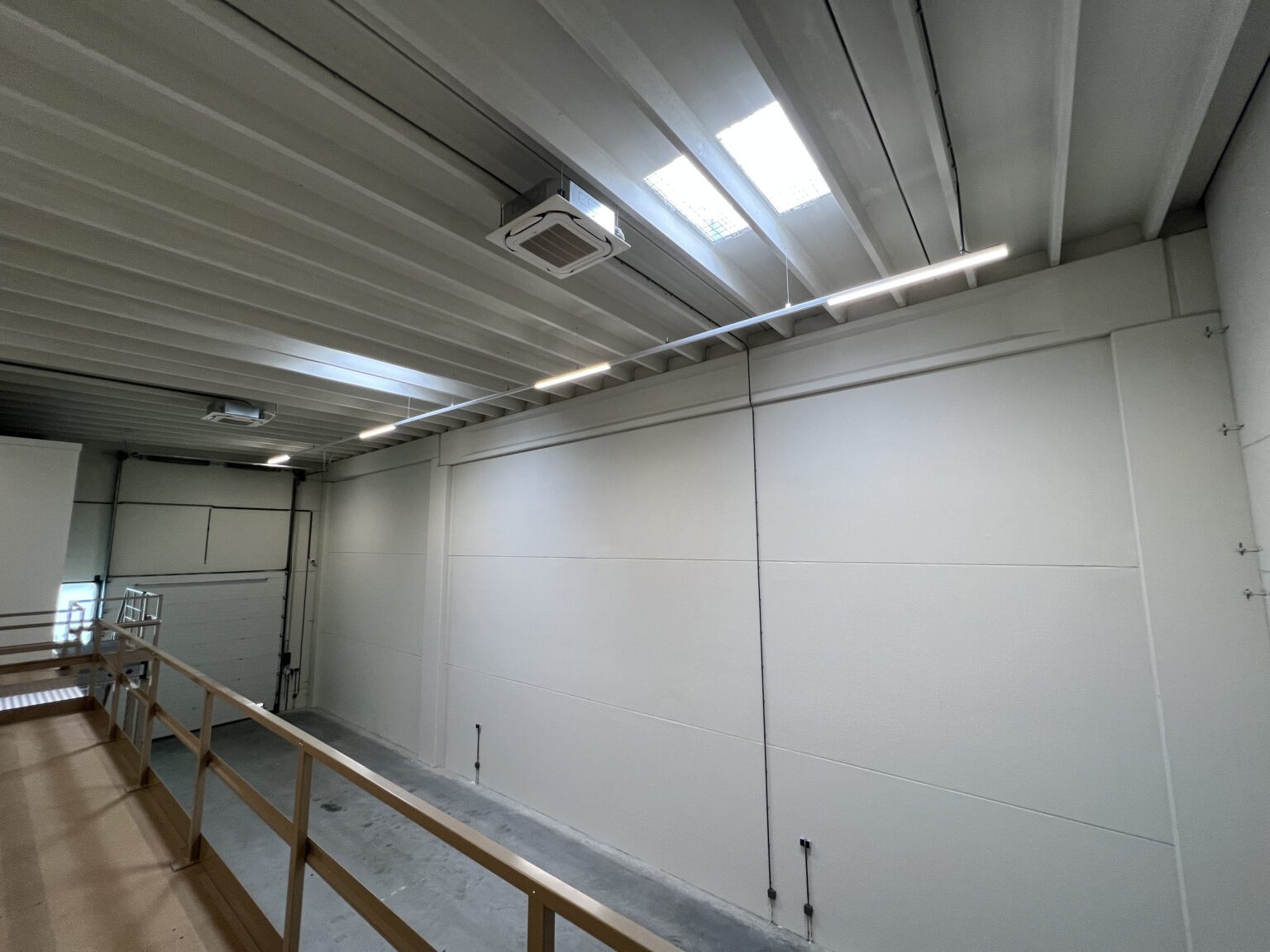 Ecustraat 69 te huur hal met lichtkoepels
