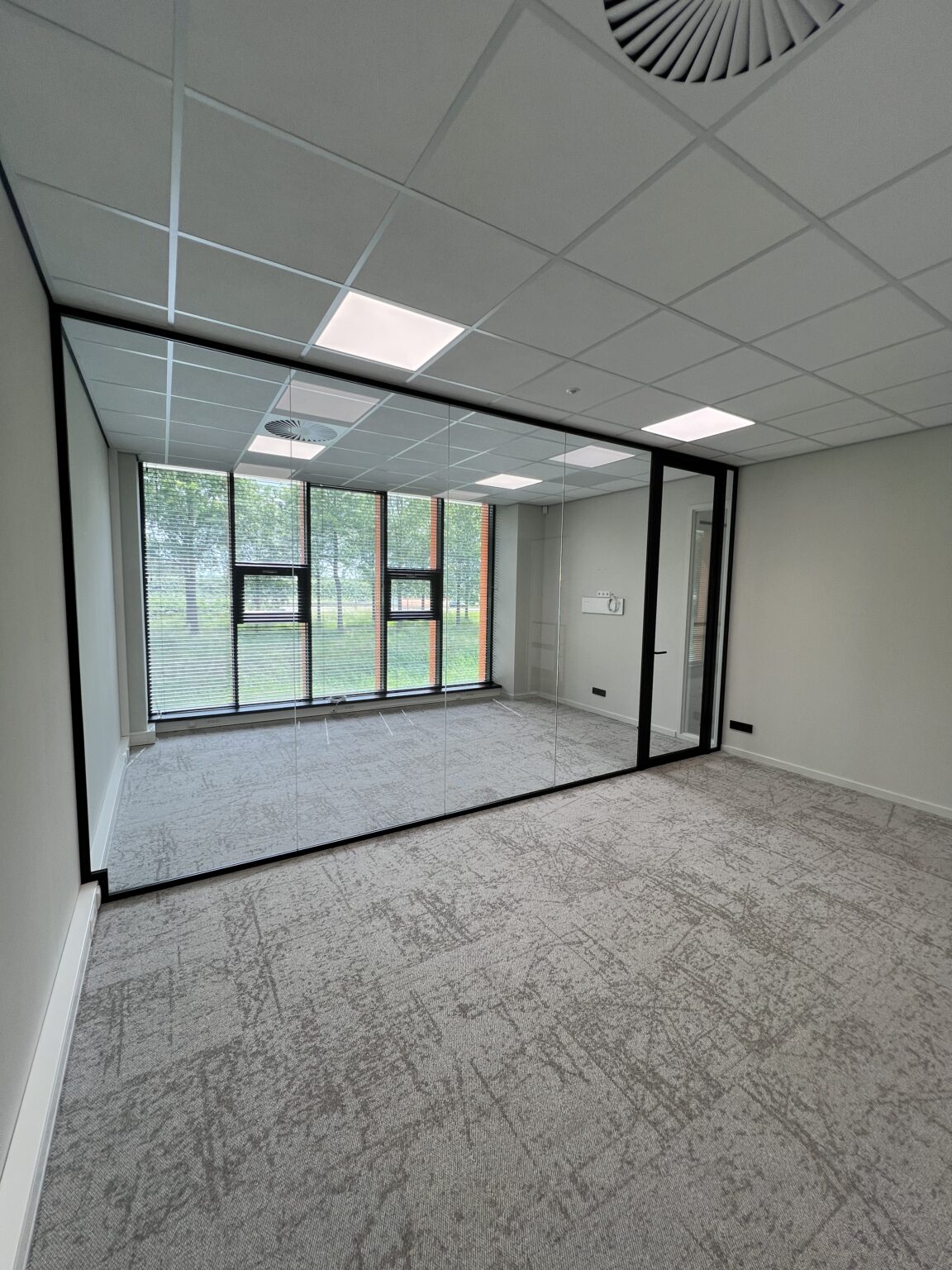Ecustraat 69 te huur kantoor met glazenwand en deur