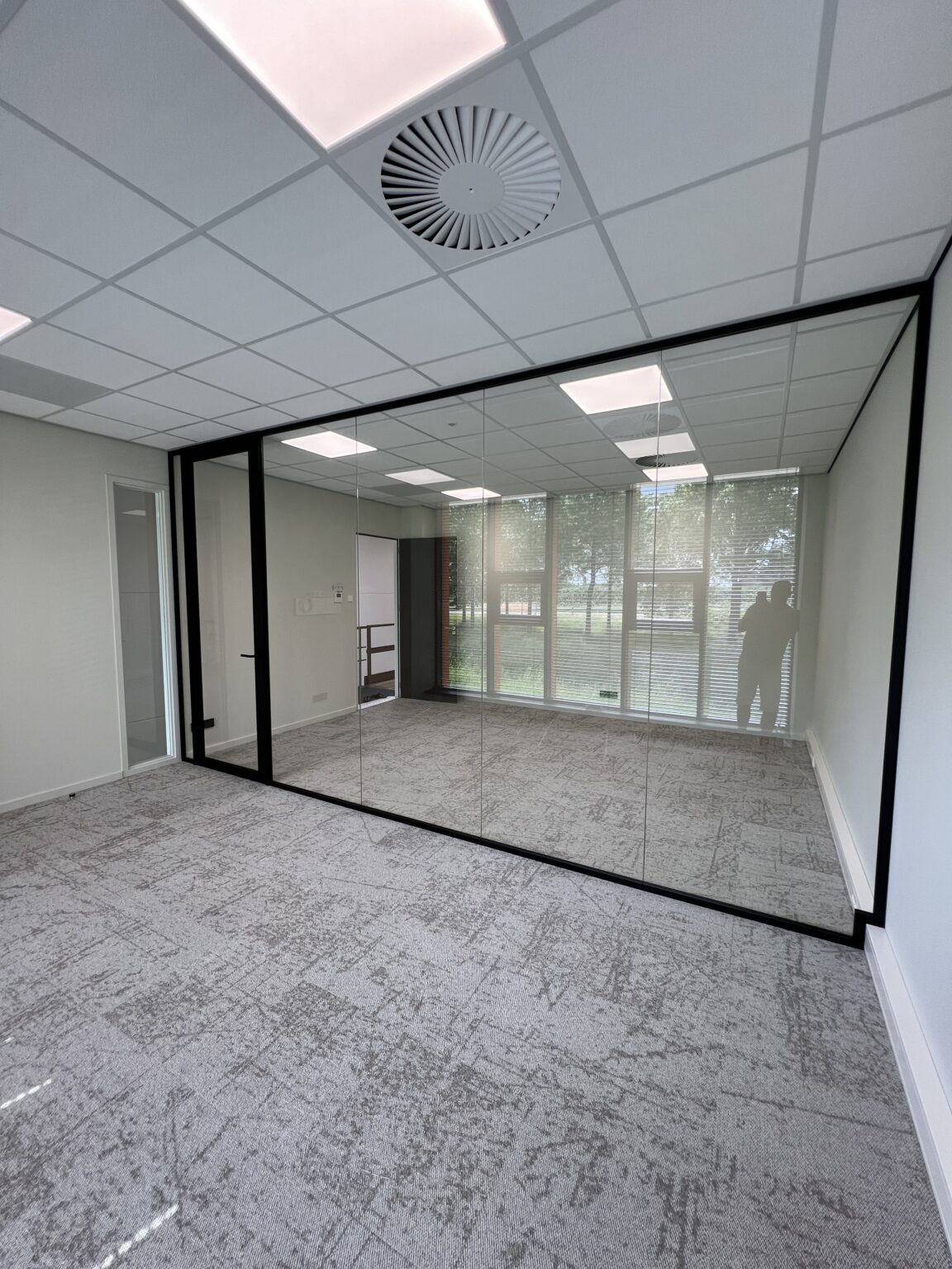Kantoorruimte 1ste verdieping met geluidsdichte wand