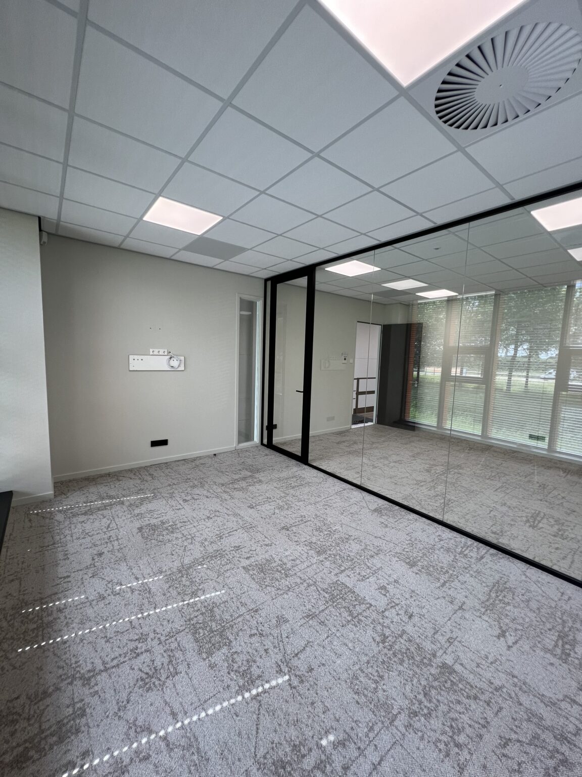 Ecustraat 69 te huur glazenwand geluidsarm